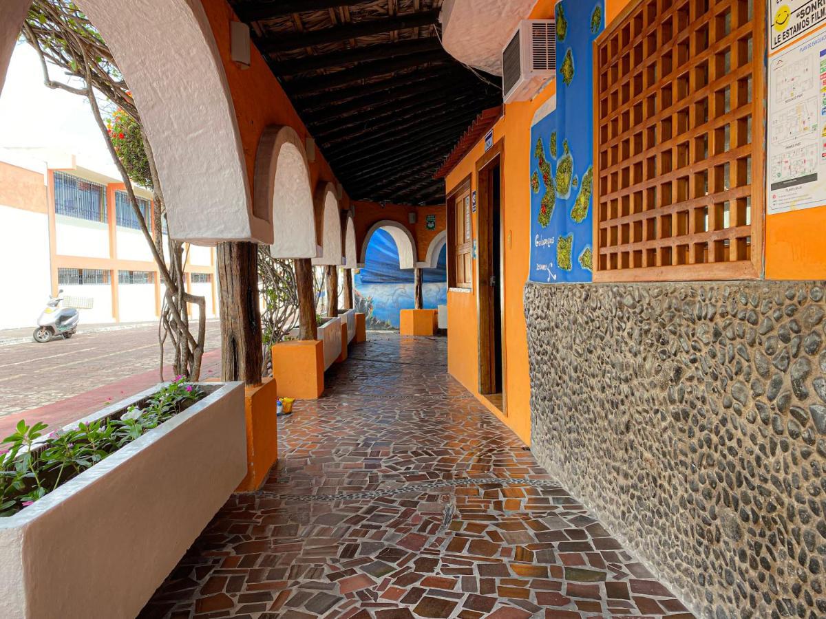 Hotel Crossman ปูแอร์โตอาโยรา ภายนอก รูปภาพ