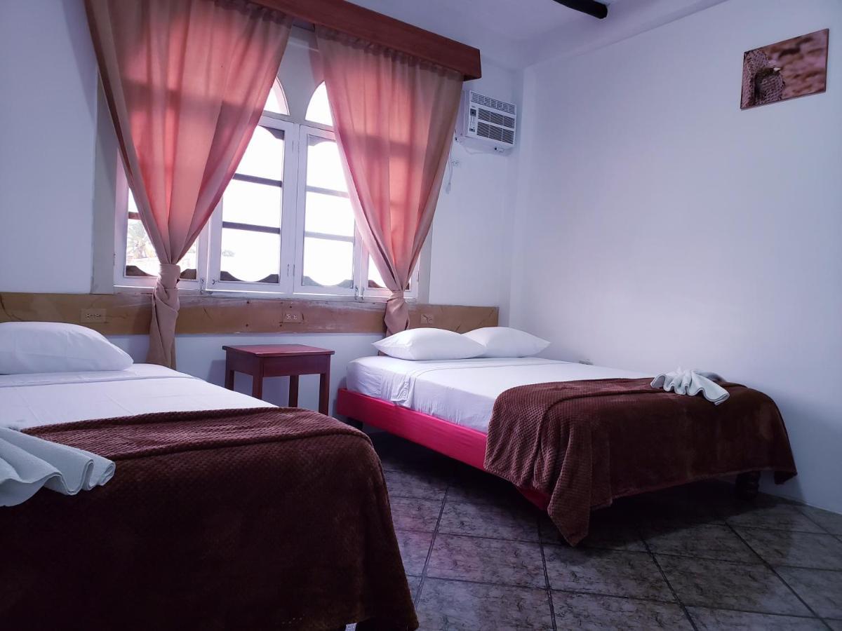 Hotel Crossman ปูแอร์โตอาโยรา ภายนอก รูปภาพ