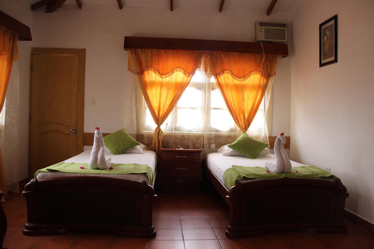 Hotel Crossman ปูแอร์โตอาโยรา ภายนอก รูปภาพ