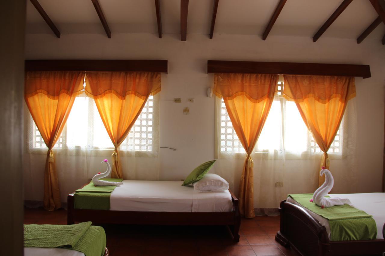 Hotel Crossman ปูแอร์โตอาโยรา ภายนอก รูปภาพ