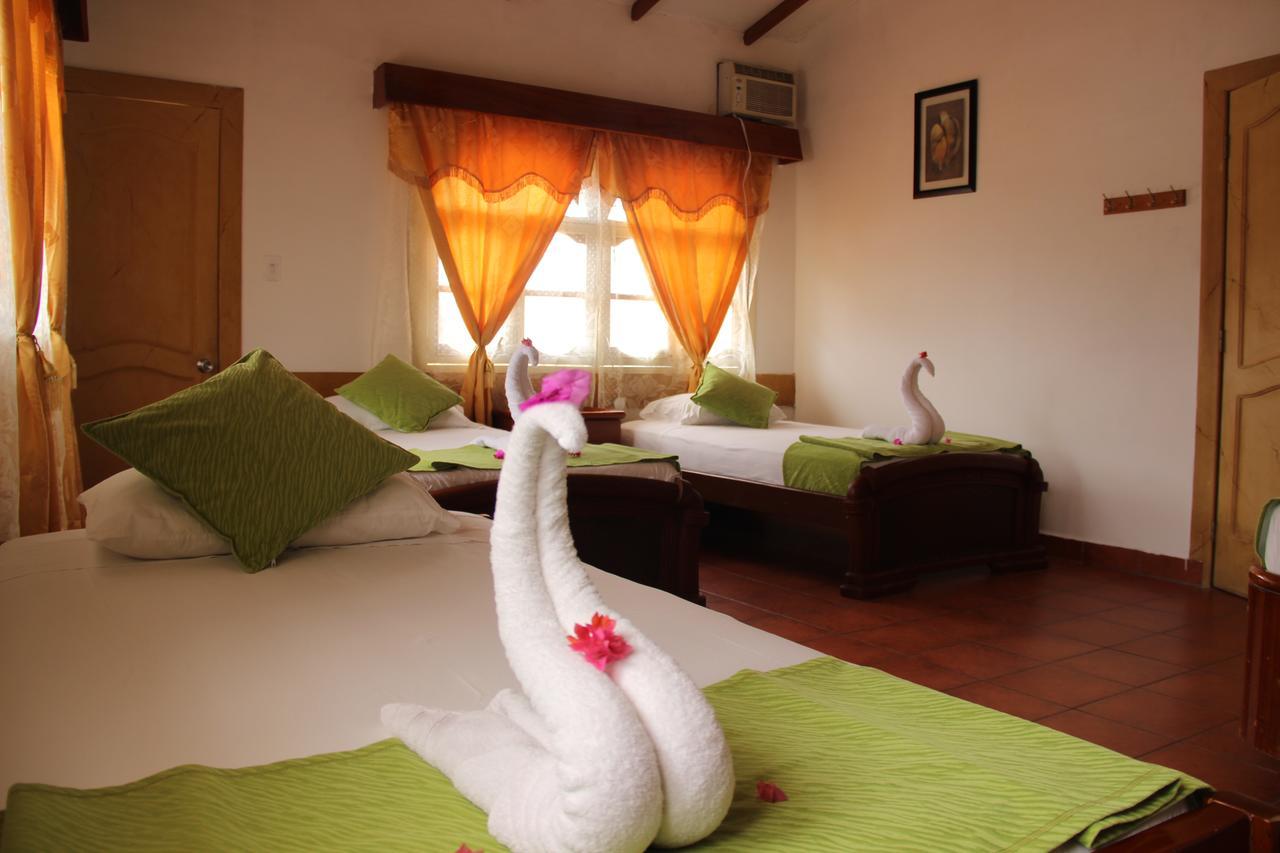 Hotel Crossman ปูแอร์โตอาโยรา ภายนอก รูปภาพ