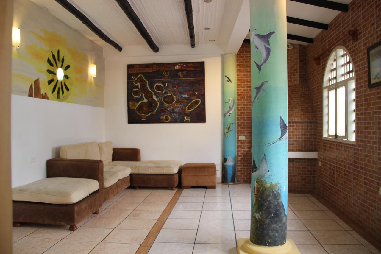 Hotel Crossman ปูแอร์โตอาโยรา ภายนอก รูปภาพ