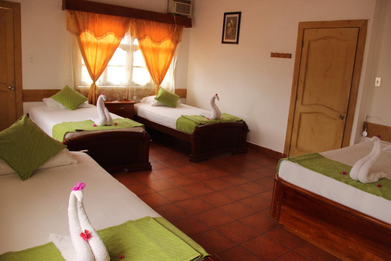 Hotel Crossman ปูแอร์โตอาโยรา ภายนอก รูปภาพ