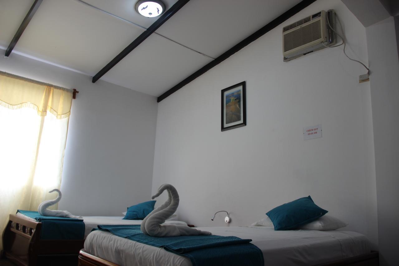 Hotel Crossman ปูแอร์โตอาโยรา ภายนอก รูปภาพ