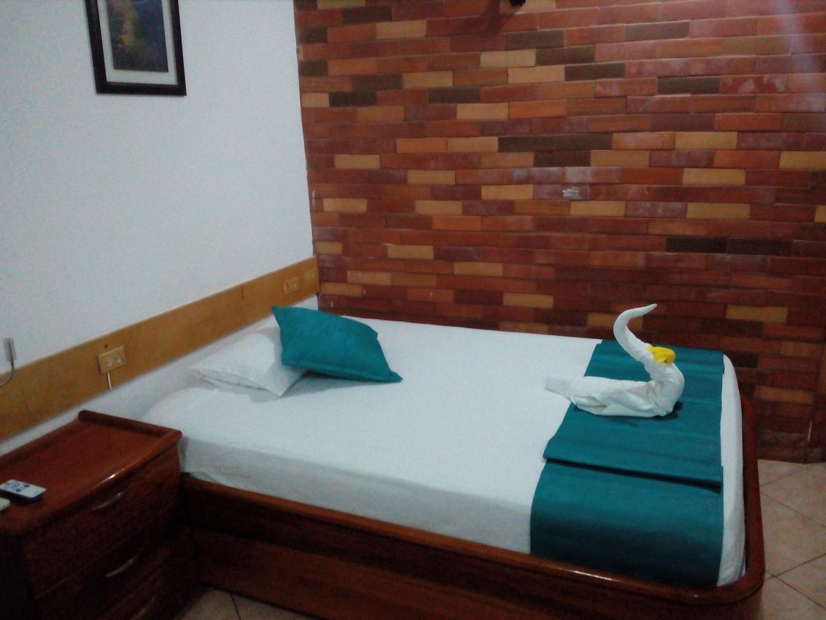Hotel Crossman ปูแอร์โตอาโยรา ภายนอก รูปภาพ